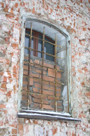 Okno do ulice v severním křídle, dnešní kancelář, 2005